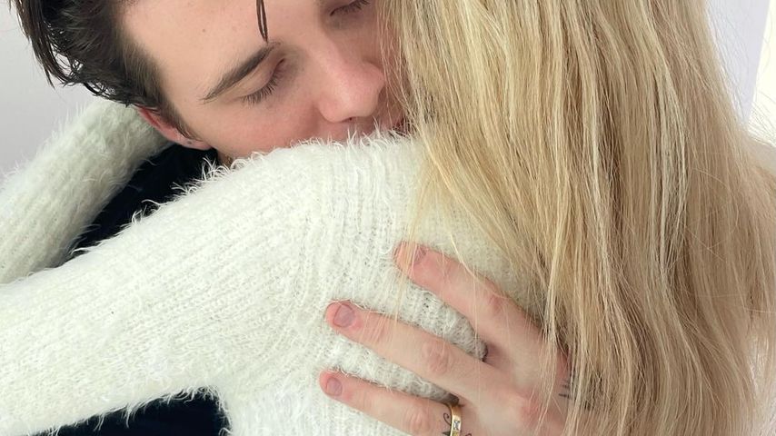 Neues Foto: Ist das ein Ehering an Brooklyn Beckhams Hand?