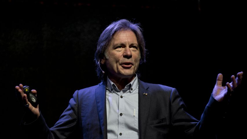 Paradox: Iron Maiden-Frontmann warnt Fans vor Headbanging
