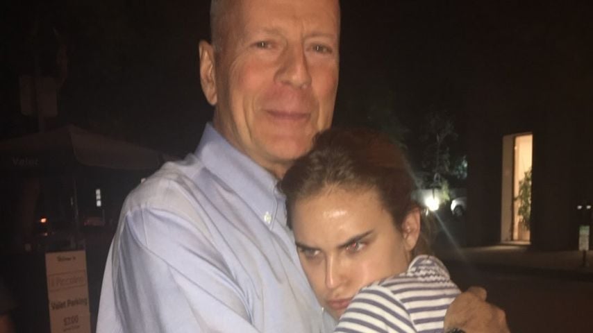 Bruce und Tallulah Willis umarmen sich