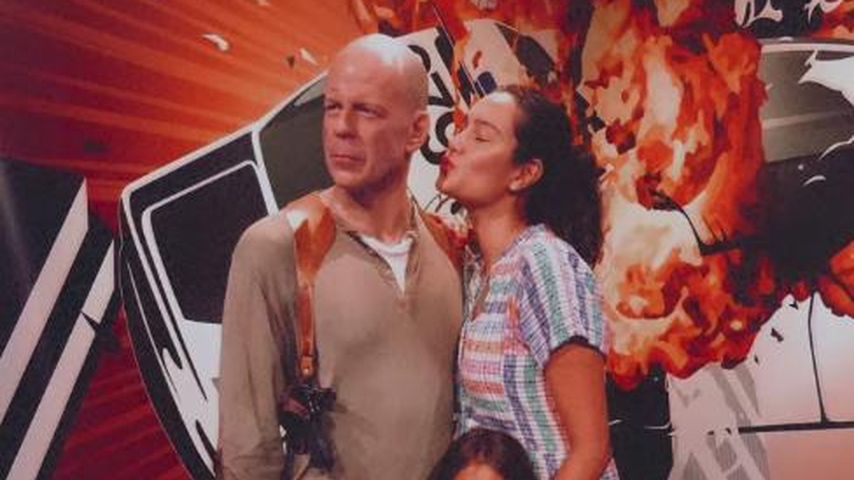Bruce Willis' Töchter Mabel und Evelyn und seine Frau bei seiner Wachsfigur im Jahr 2013