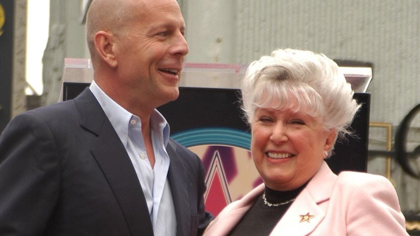 Bruce Willis mit Mama Marlene bei der Ehrung mit einem Stern auf dem Hollywood Walk of Fame, 16.10.2006