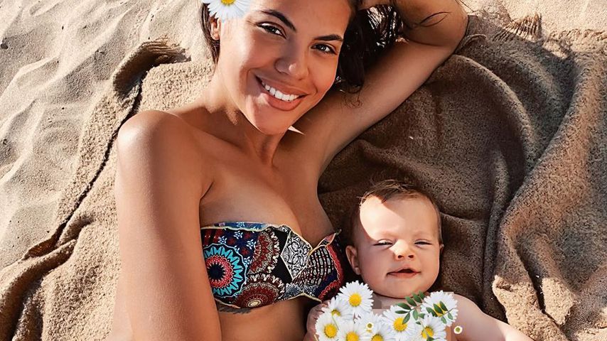 Mit Blumen bedeckt: GNTM-Bruna postet süßes Bild von Tochter