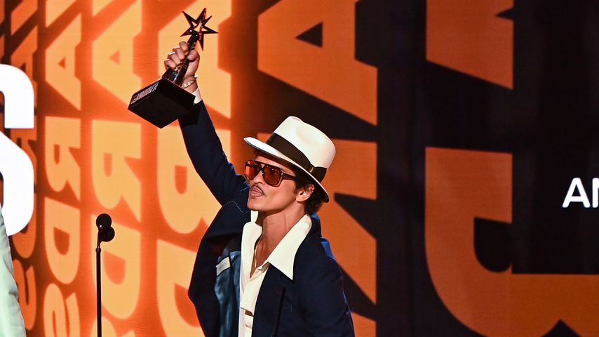 Bruno Mars mit seinem BET Award 2022