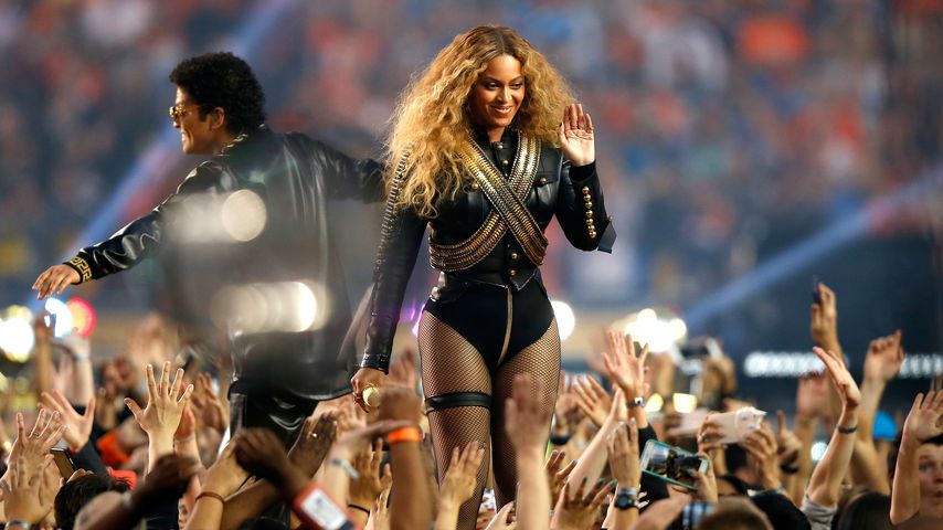 Bruno Mars und Beyoncé bei der Super-Bowl-Halftime-Show 2016
