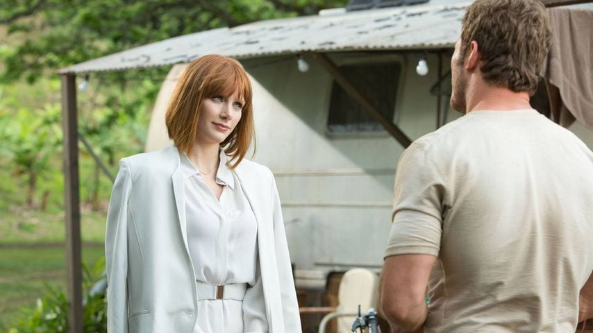 Bryce Dallas Howard und Chris Pratt in einer Szene aus Jurassic World, 2015