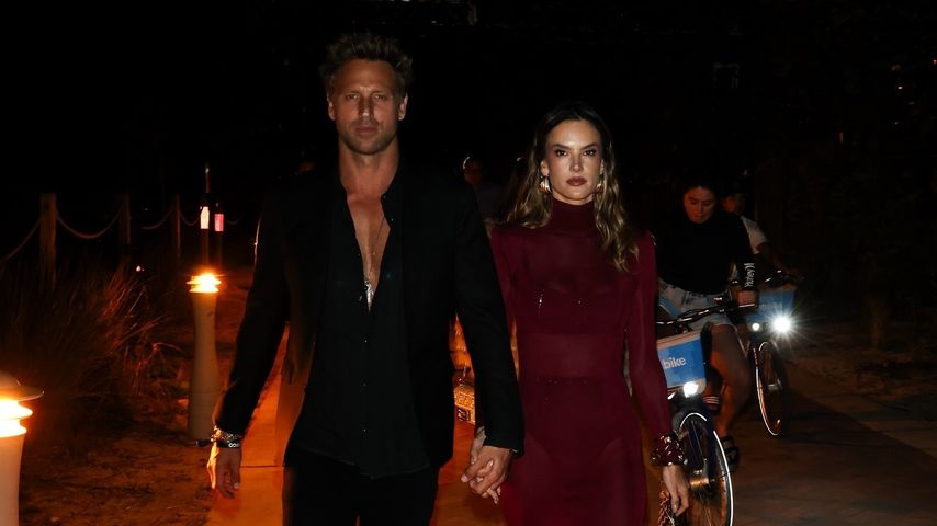 Alessandra Ambrosio Hand in Hand mit Freund Buck gesichtet