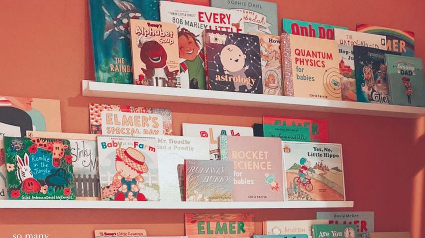 Bücherregal im Kinderzimmer von Gigi Hadids Tochter