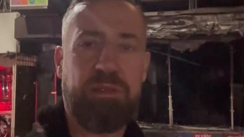 Bürger Lars Dietrich vor dem ausgebrannten Laden, November 2023