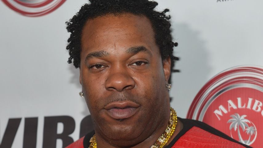Busta Rhymes streitet Anschuldigungen von Ex-Mitarbeiter ab