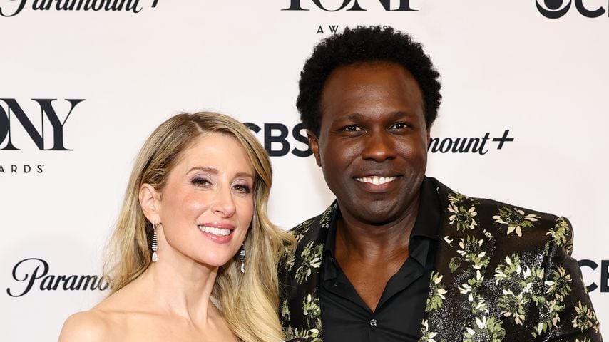 Caissie Levy und Joshua Henry mit ihren Tony Awards der 79. Tony Awards in der Radio City Music Hall, New York