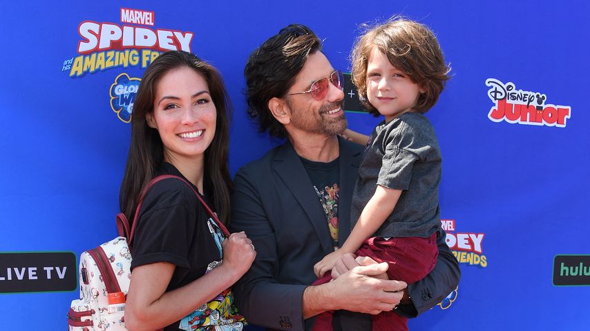 Caitlin McHugh, John Stamos und ihr Sohn Billy bei einer Filmpremiere in Santa Monica, August 2022