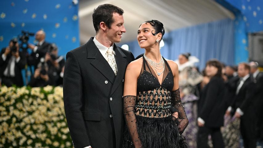Callum Turner und Dua Lipa bei der Met Gala im Metropolitan Museum of Arts