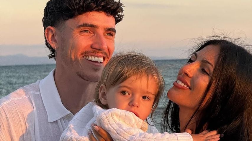 Cam Holmes und Emily Faye Miller mit ihrem Sohn Reggie, Oktober 2025