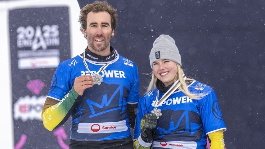 Cameron Bolton und Mia Clift feiern ihre Silbermedaillen bei der WM in Engadin, 29. März 2025