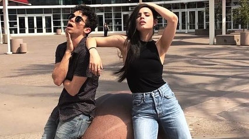 Cameron Boyce und Sofia Carson, 2017