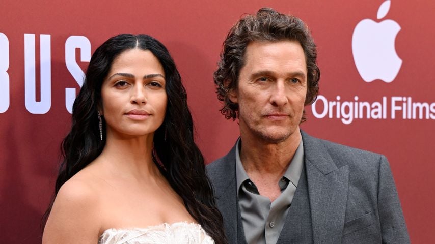 Matthew McConaughey turtelt mit Ehefrau auf rotem Teppich