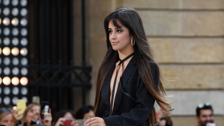 Heiß! Camila Cabello flasht Laufsteg mit Oben-Ohne-Look