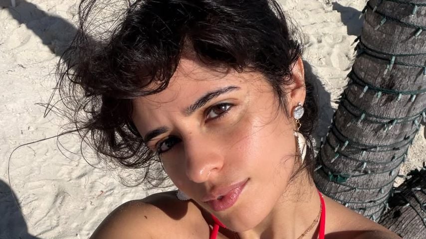Camila Cabello verzaubert im roten Bikini am Traumstrand