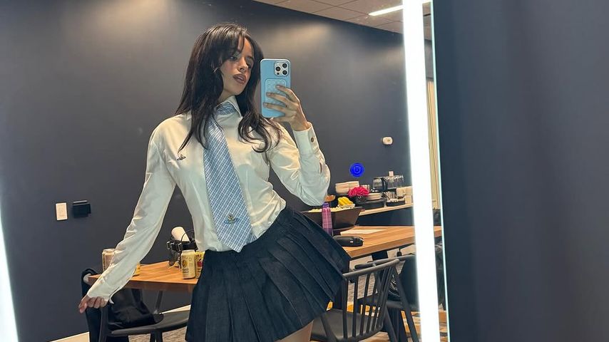 Camila Cabello zeigt sich in Uniform-Look mit Plateau-Schuhen