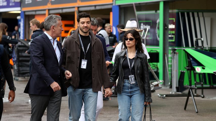 Camila Cabello und Henry Junior Chalhoub mit Alejandro Agag beim Monaco E-Prix 2025