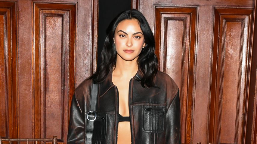 Camila Mendes auf der NY Fashion Week im Februar 2023