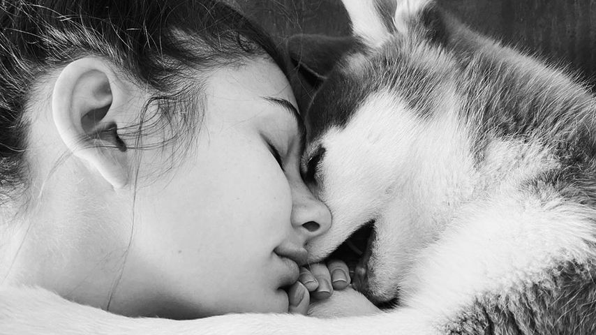 Model Camila Morrone mit ihrem Welpen während der Quarantäne 2020