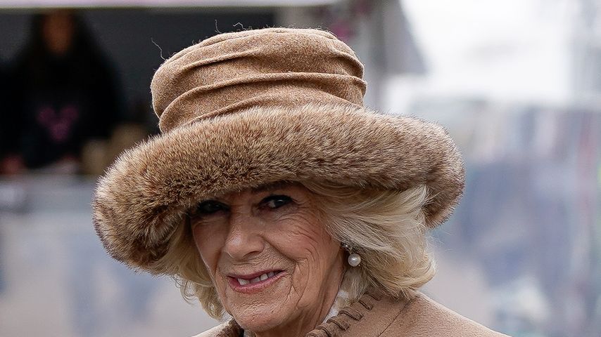 Queen Consort Camilla bezaubert in Beige bei Pferderennen