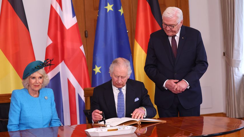 König Charles und Camilla tragen sich ins Goldene Buch ein
