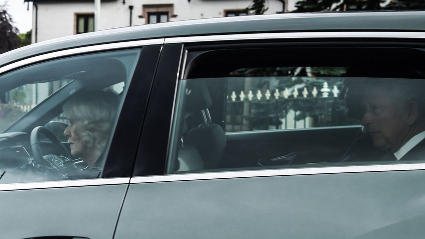 Camilla und Charles auf dem Weg zum Flughafen von Aberdeen