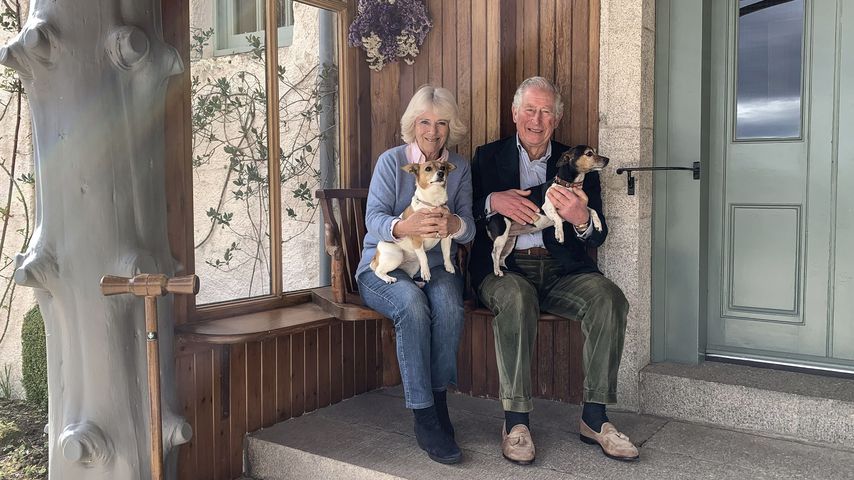 Camilla und Prinz Charles vor ihrem Haus "Birkhall"