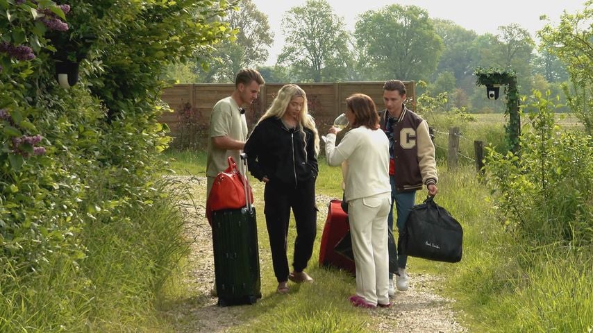 Can Kaplan, Walentina Doronina, Claudia Obert und Max Suhr im Sommerhaus