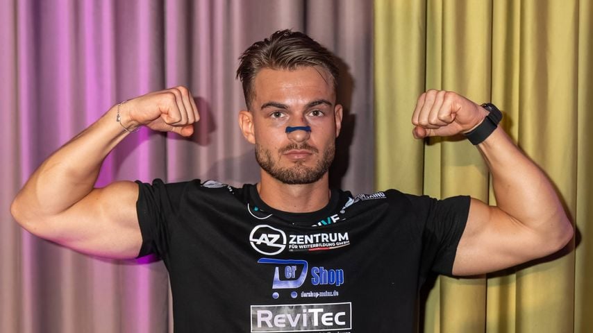 Can Kaplan bei der Pressekonferenz von Fame Fighting 2025
