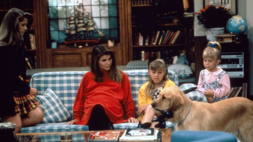 Candace Cameron Bure, Lori Loughlin, Jodie Sweetin und Mary Kate oder Ashley Olsen bei "Full House"