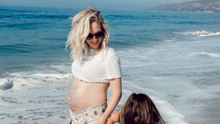 Hier zeigt "Vampire Diaries"-Candice ihren Babybauch im Meer