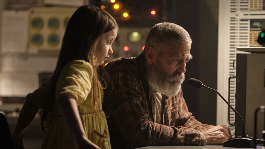 Caoilinn Springall (Iris) und George Clooney (Augustine) in "The Midnight Sky"