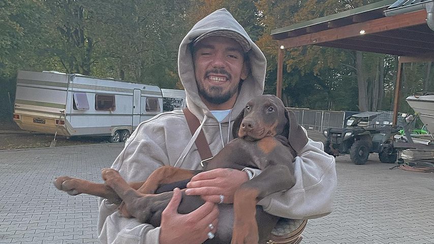 Capital Bra mit seinem Hund Pasha