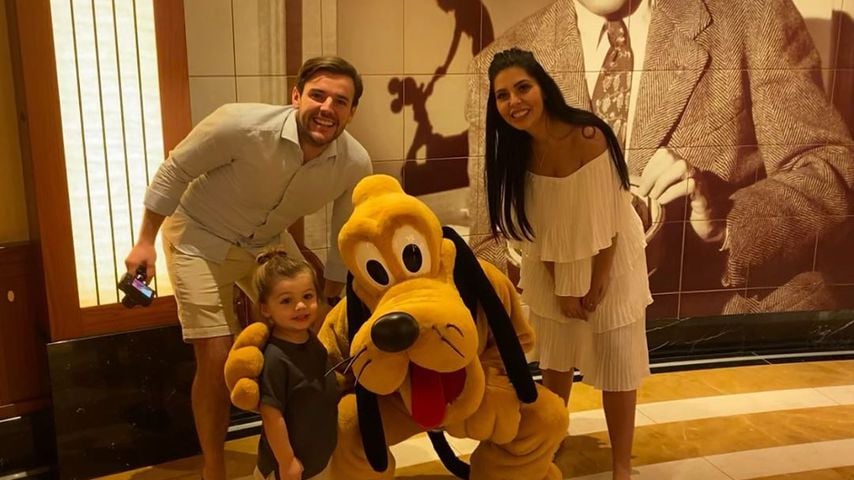 Cara de la Hoyde und Nathan Massey mit ihrem Sohn