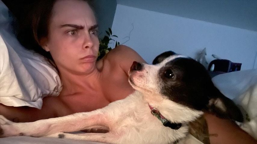 Mit Nippelblitzer: Cara Delevingne teilt Selfie aus dem Bett