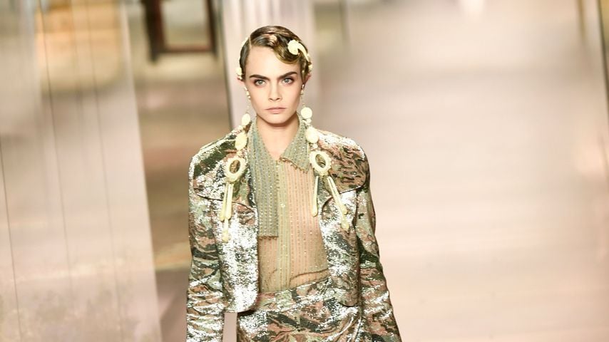 Cara Delevingne bei der Paris Fashion Week 2021