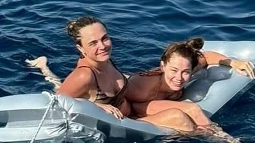 32. Geburtstag: Cara Delevingne planscht mit Minke im Meer