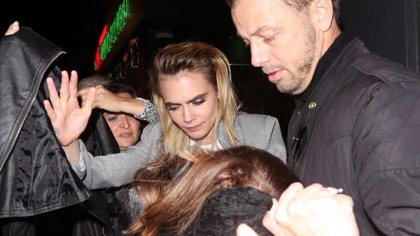 Durchzechte Nacht? Cara Delevingne verlässt betrunken Event