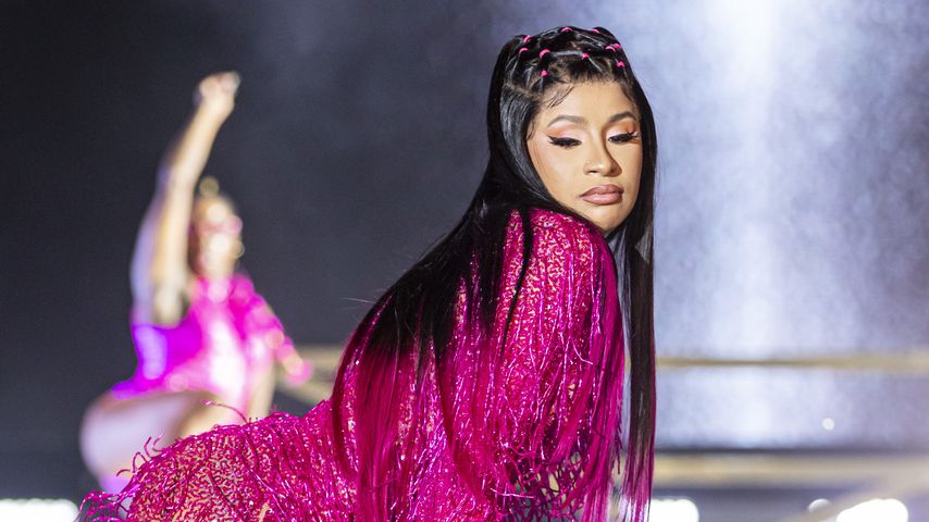 Fast nackt: Cardi B singt mit French Montana