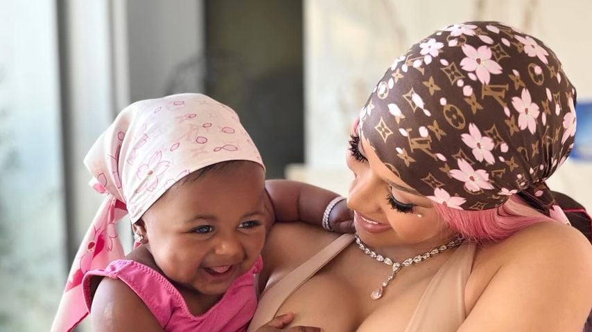 Cardi B präsentiert erstmals ihre kleine Tochter im Netz