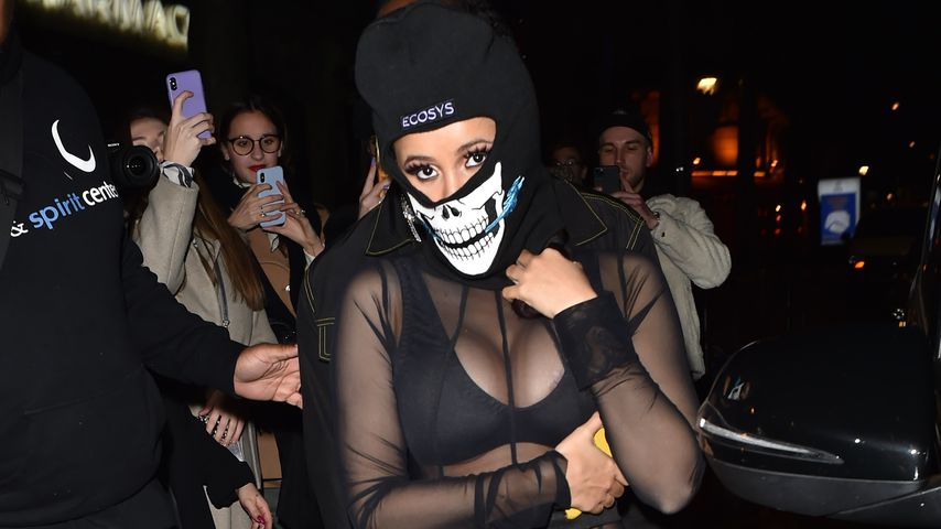 Vermummt aber halbnackt: Cardi B total ausgefallen bei Party