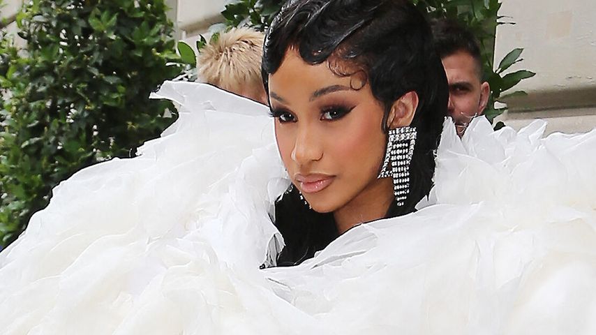 Wilder Federn-Look: Cardi B in skurrilem Outfit unterwegs