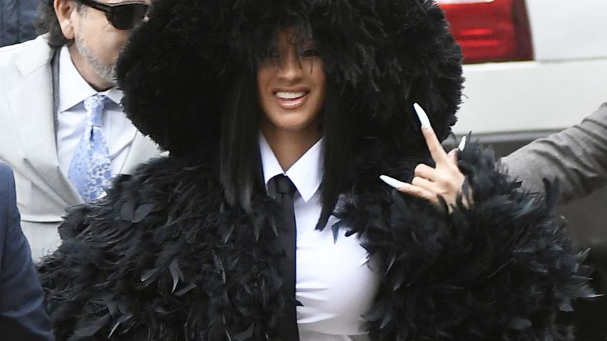 XXL-Feder-Outfit: Cardi B erschien im Raben-Look vor Gericht