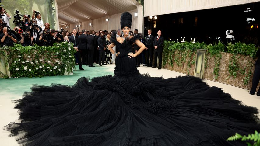 Cardi B nimmt mit XXL-Kleid den Teppich auf der Met Gala ein