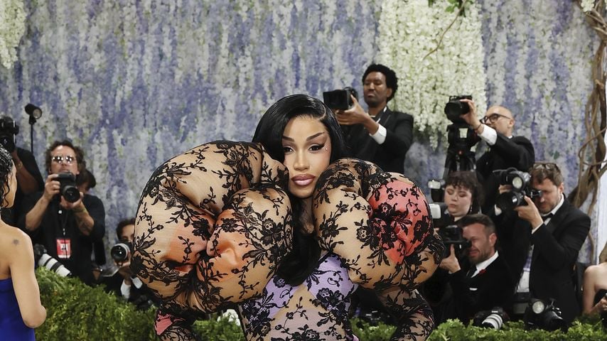 Verblüffend: Cardi B trotzt Krankheit bei der Met Gala 2026