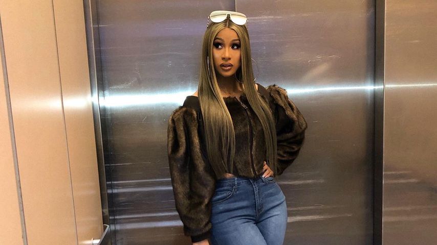 Cardi B posiert im Fahrstuhl im Februar 2020