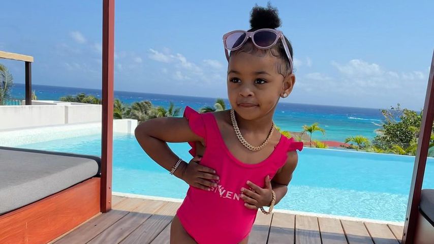 Cardi B's Tochter Kulture neben einem Pool